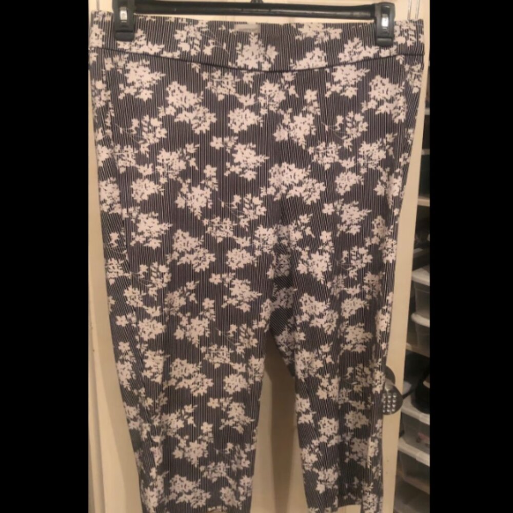 Black/White Floral Capri Pants - Size XL
